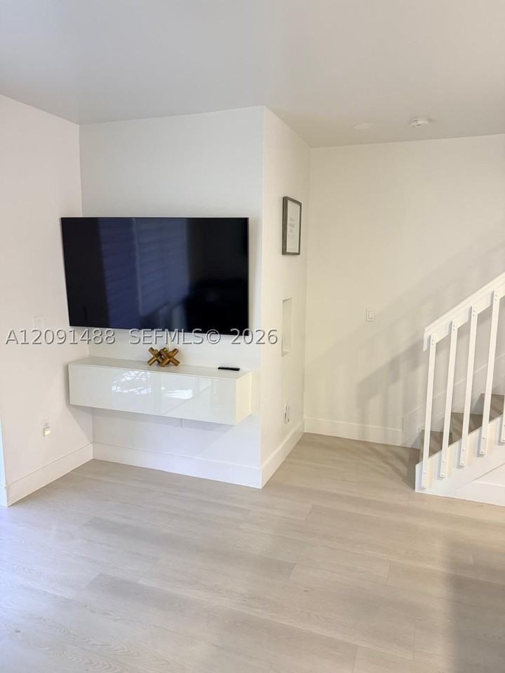 1022 Ne 42nd Ter - Photo 3 of 50