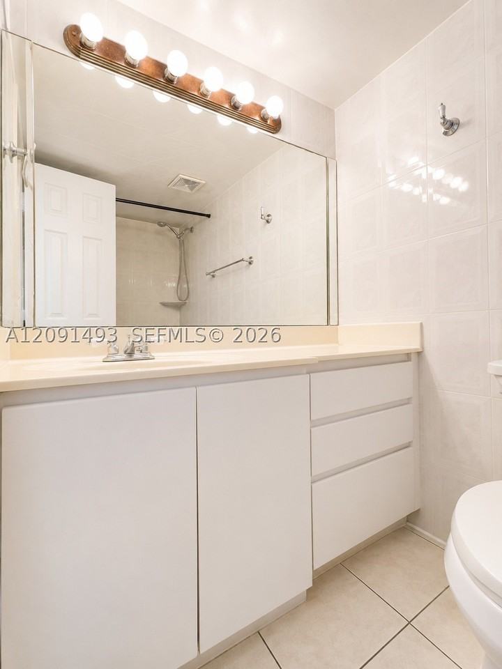 724 Ne 4th St #9 - Photo 3 of 11
