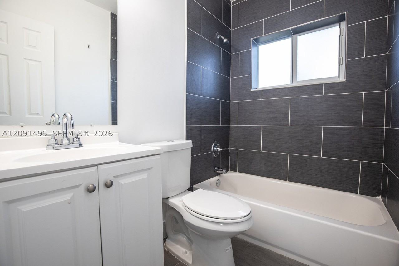730 Ne 128th St #4 - Photo 3 of 12