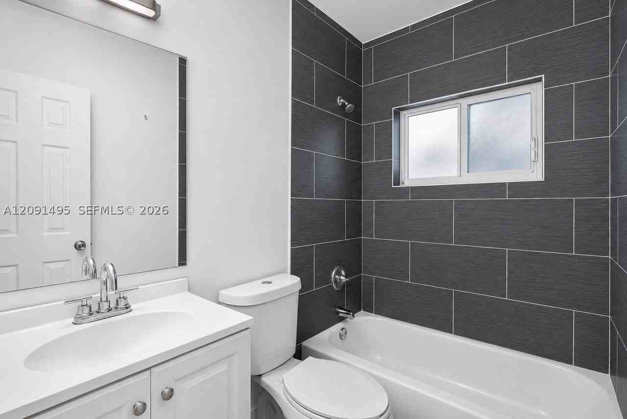 730 Ne 128th St #4 - Photo 4 of 12