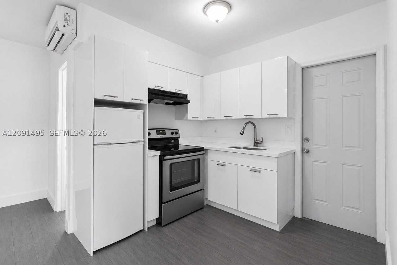 730 Ne 128th St #4 - Photo 5 of 12