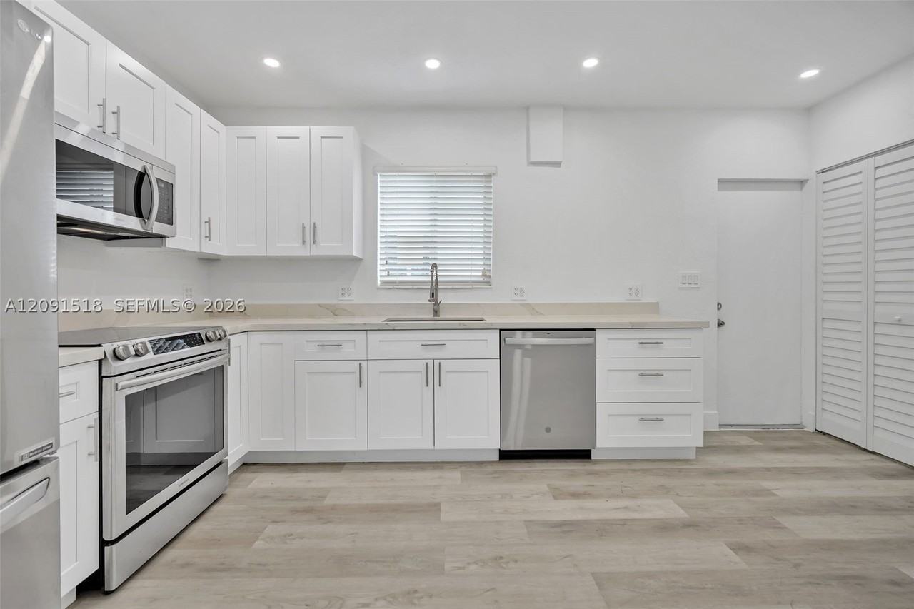 1401 Ne 152nd St - Photo 3 of 31