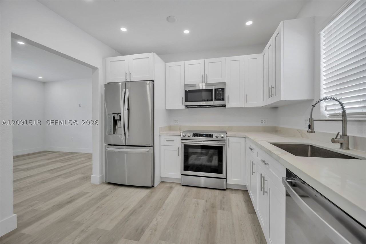 1401 Ne 152nd St - Photo 4 of 31