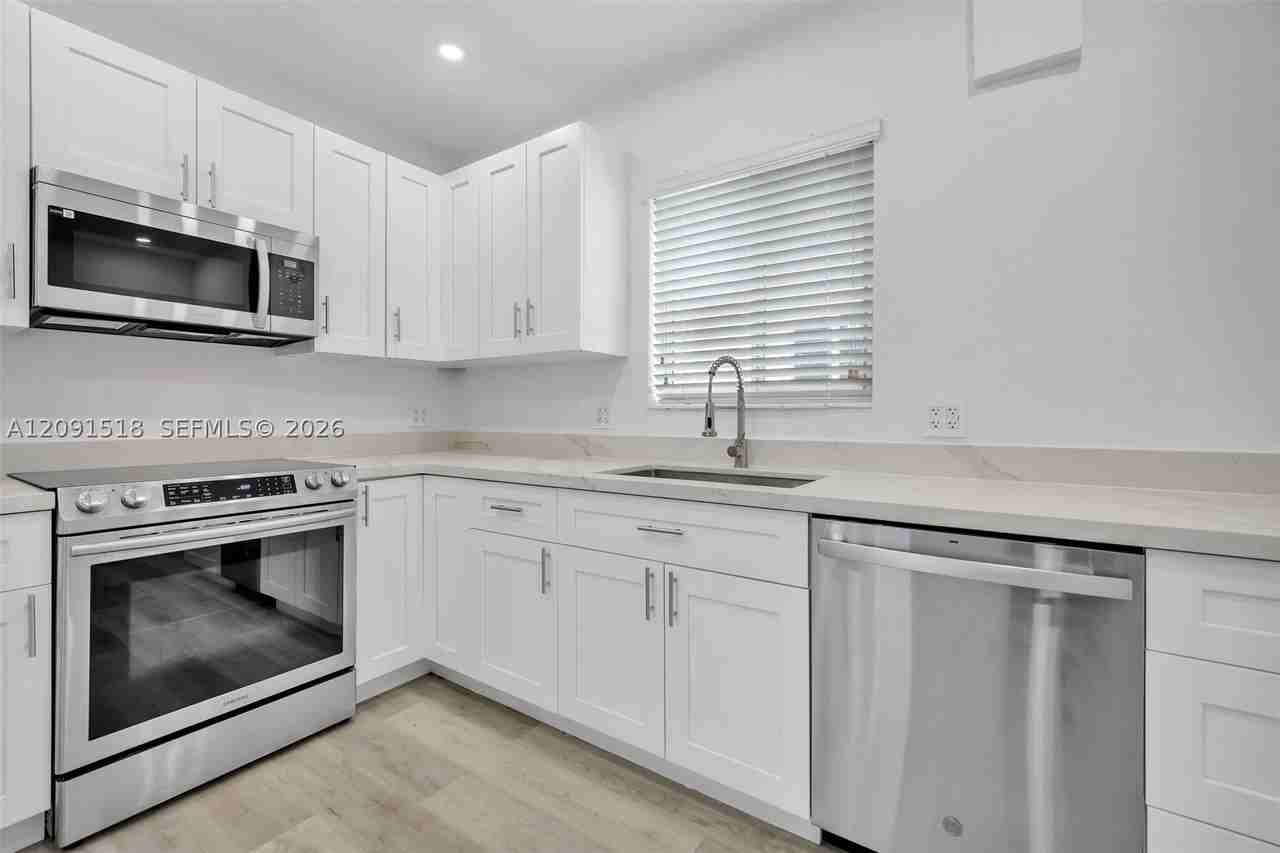1401 Ne 152nd St - Photo 5 of 31
