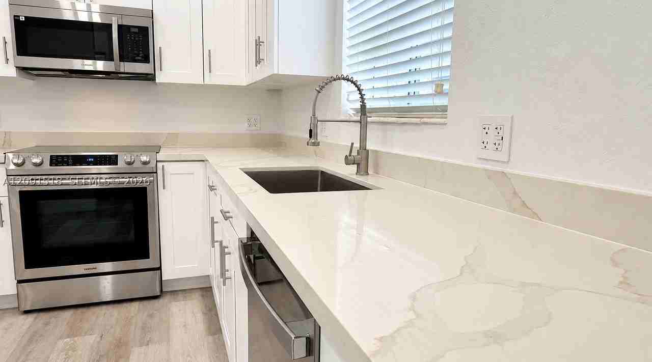 1401 Ne 152nd St - Photo 6 of 31