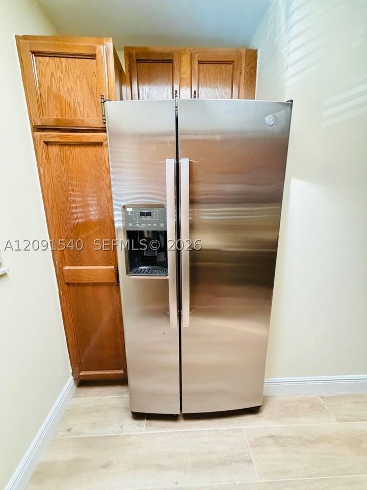 2535 Sw 22nd Ave #2020 - Photo 5 of 18