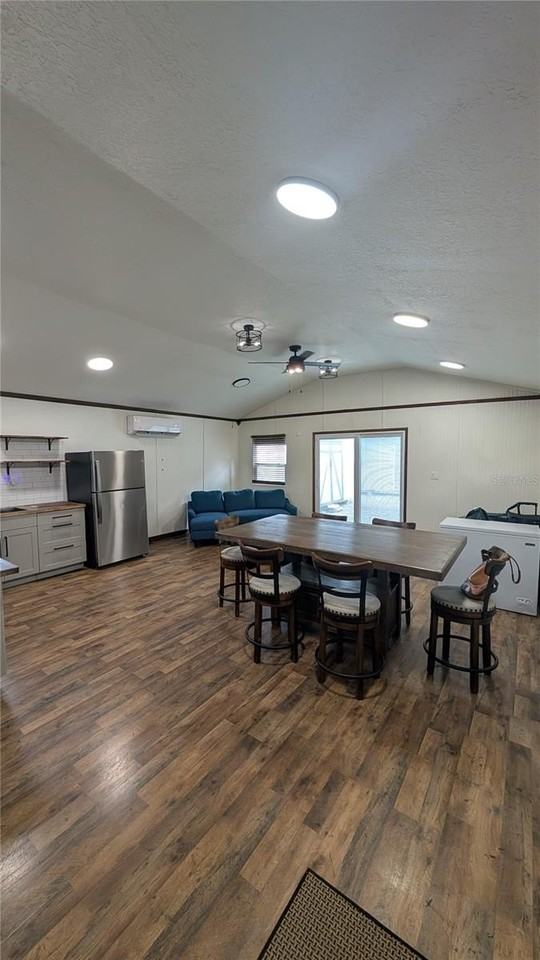 18312 Hollister Rd - Photo 4 of 23