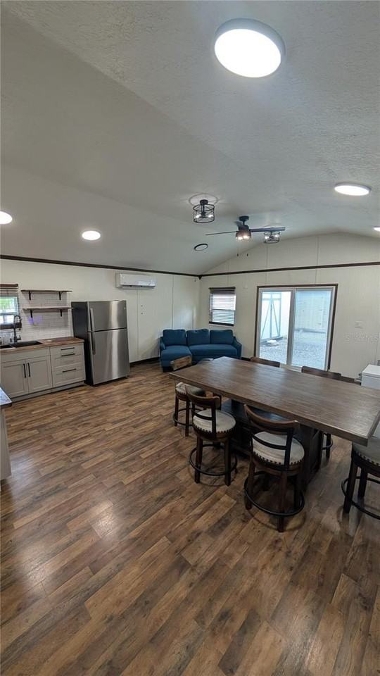 18312 Hollister Rd - Photo 5 of 23