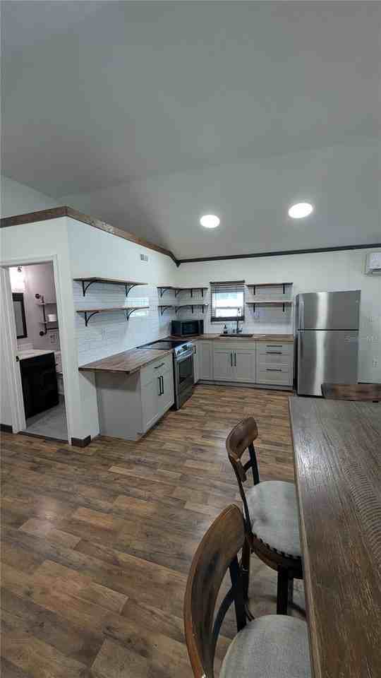 18312 Hollister Rd - Photo 6 of 23