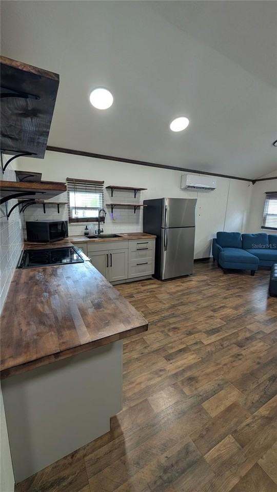 18312 Hollister Rd - Photo 7 of 23