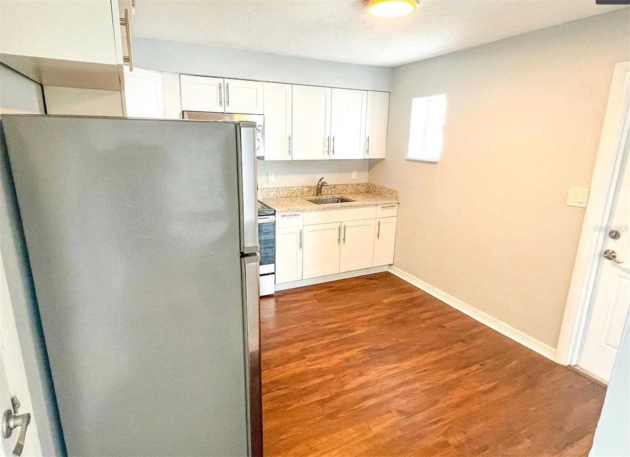 276 Polk Ave - Photo 3 of 6