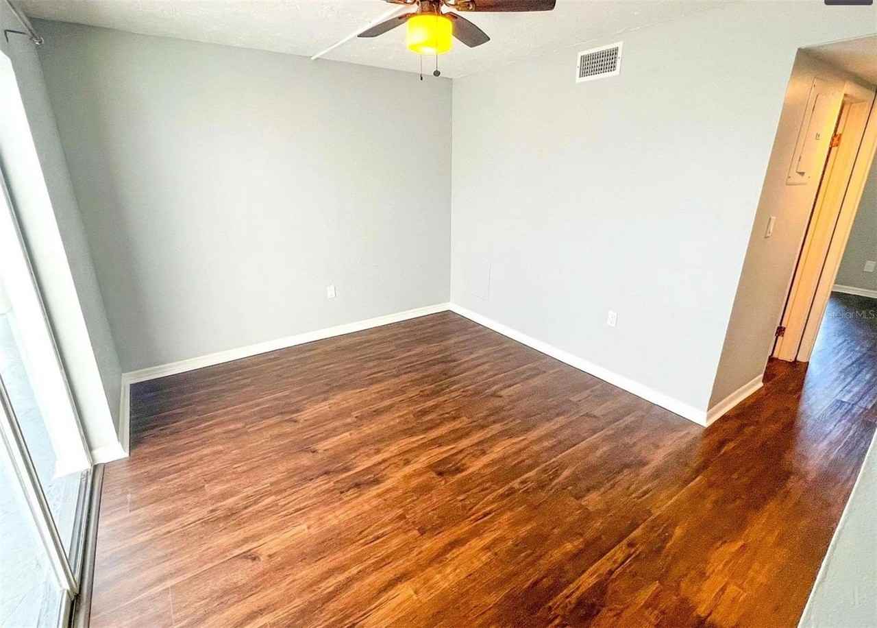 276 Polk Ave - Photo 4 of 6