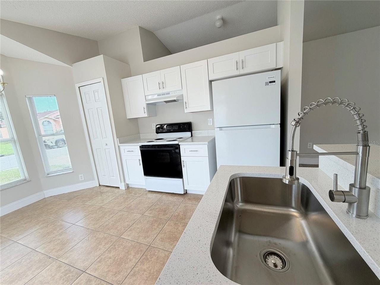 1828 Lacy Ln - Photo 4 of 23