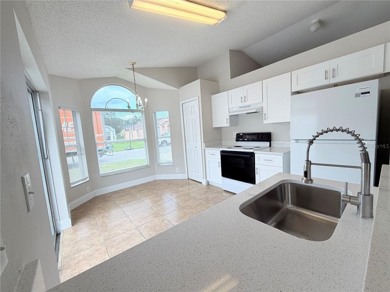 1828 Lacy Ln - Photo 5 of 23