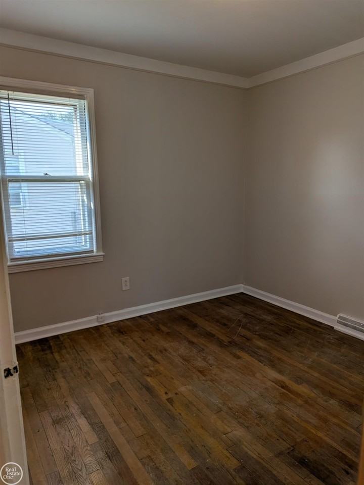 25245 Ford St - Photo 7 of 32