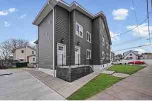 featured image of 11811 Lakeview Blvd