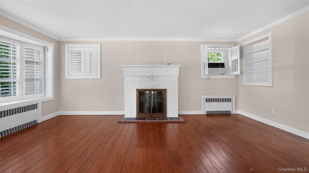 1058 Plandome Rd - Photo 5 of 17