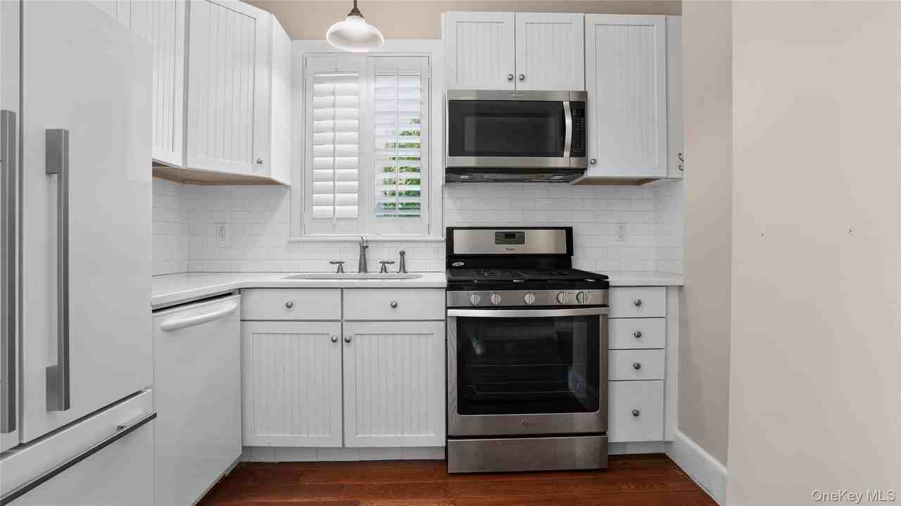 1058 Plandome Rd - Photo 7 of 17