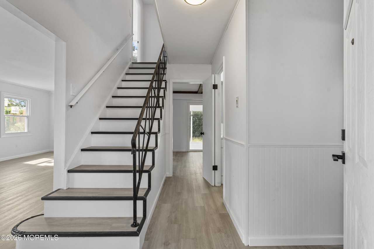 8 Holton Ln - Photo 4 of 32
