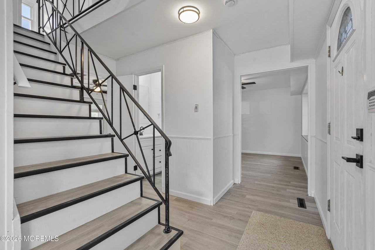 8 Holton Ln - Photo 5 of 32