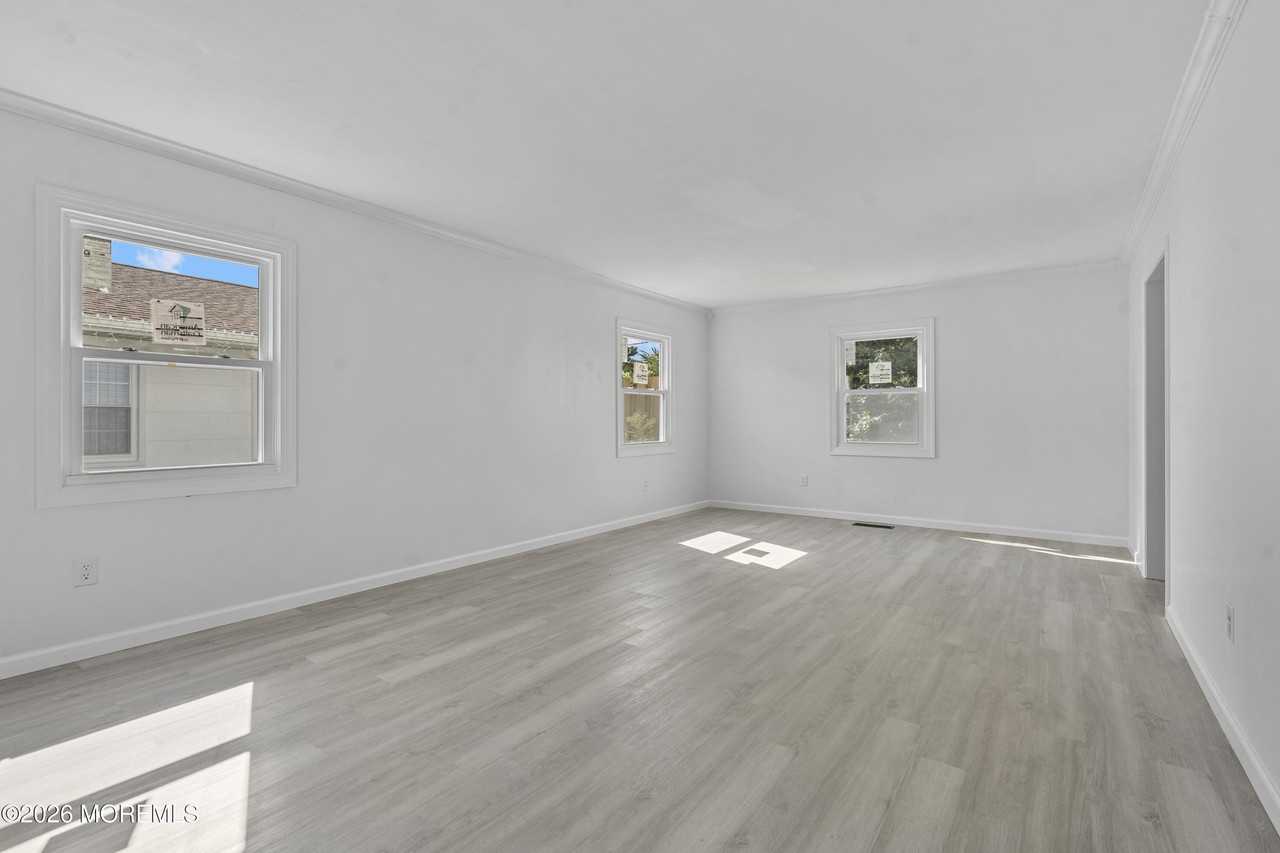 8 Holton Ln - Photo 7 of 32