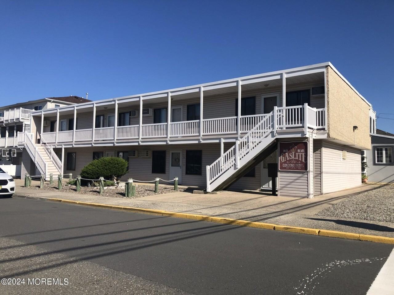 1401 Boulevard #B8 - Photo 2 of 9