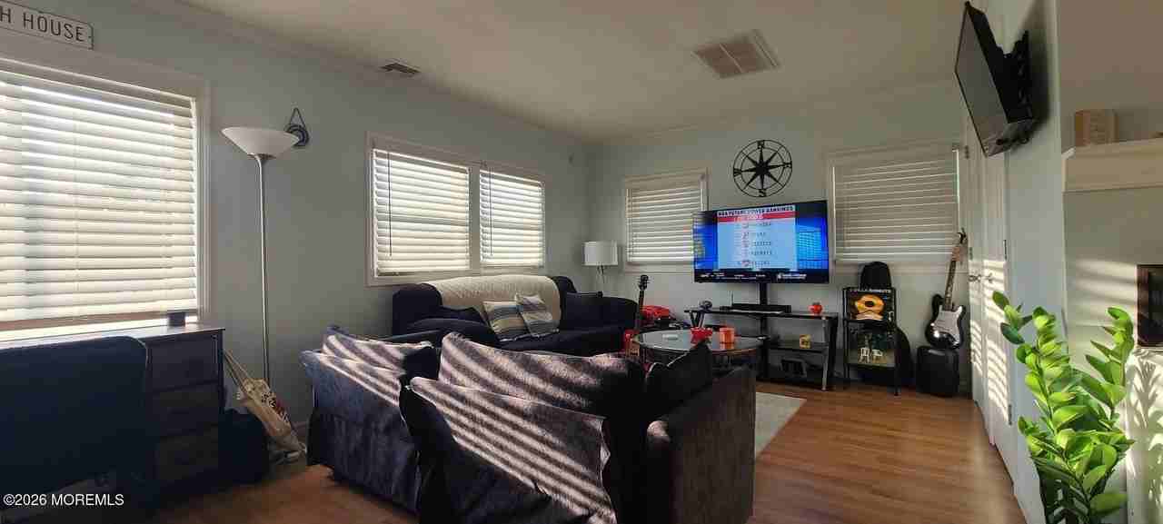 304 Bay Blvd - Photo 3 of 11