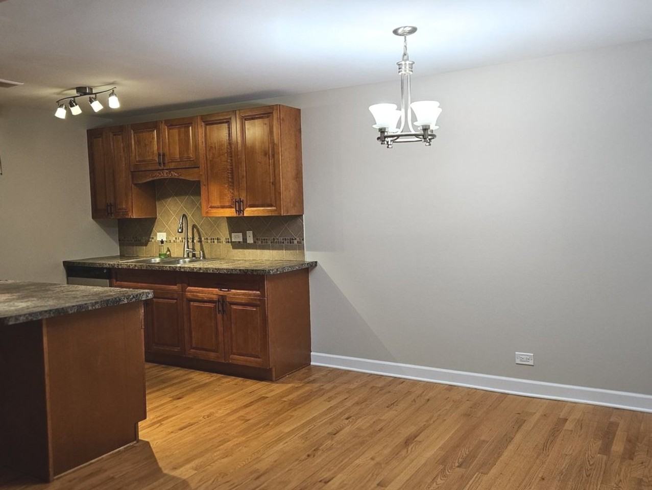 10S771 Clarendon Hills Rd #208 - Photo 6 of 19