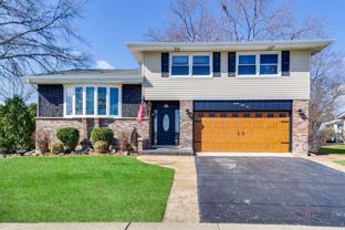 2042 S Goebbert Rd - Photo 1 of 1