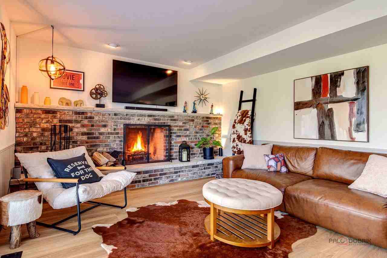 2042 S Goebbert Rd - Photo 4 of 32