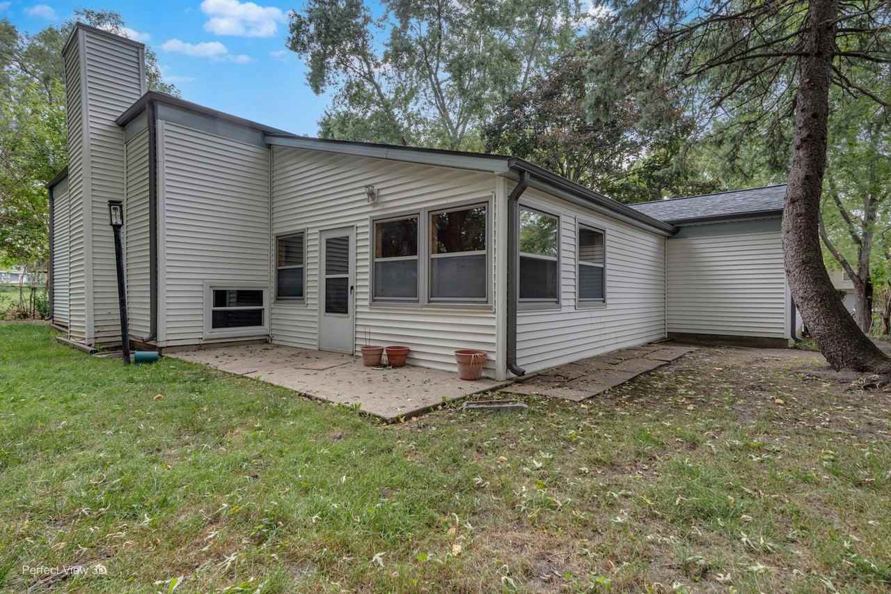 308 Pacific Dr - Photo 2 of 20