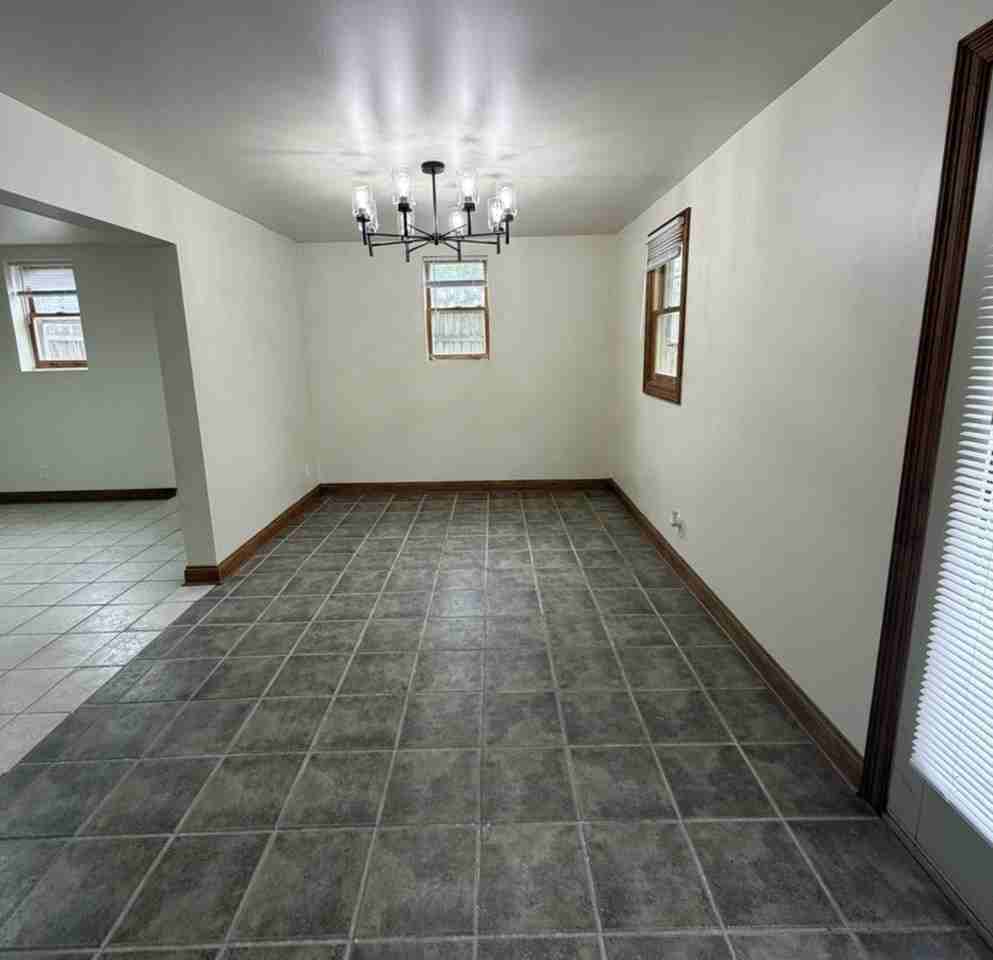 1722 Lyran Ave - Photo 5 of 11