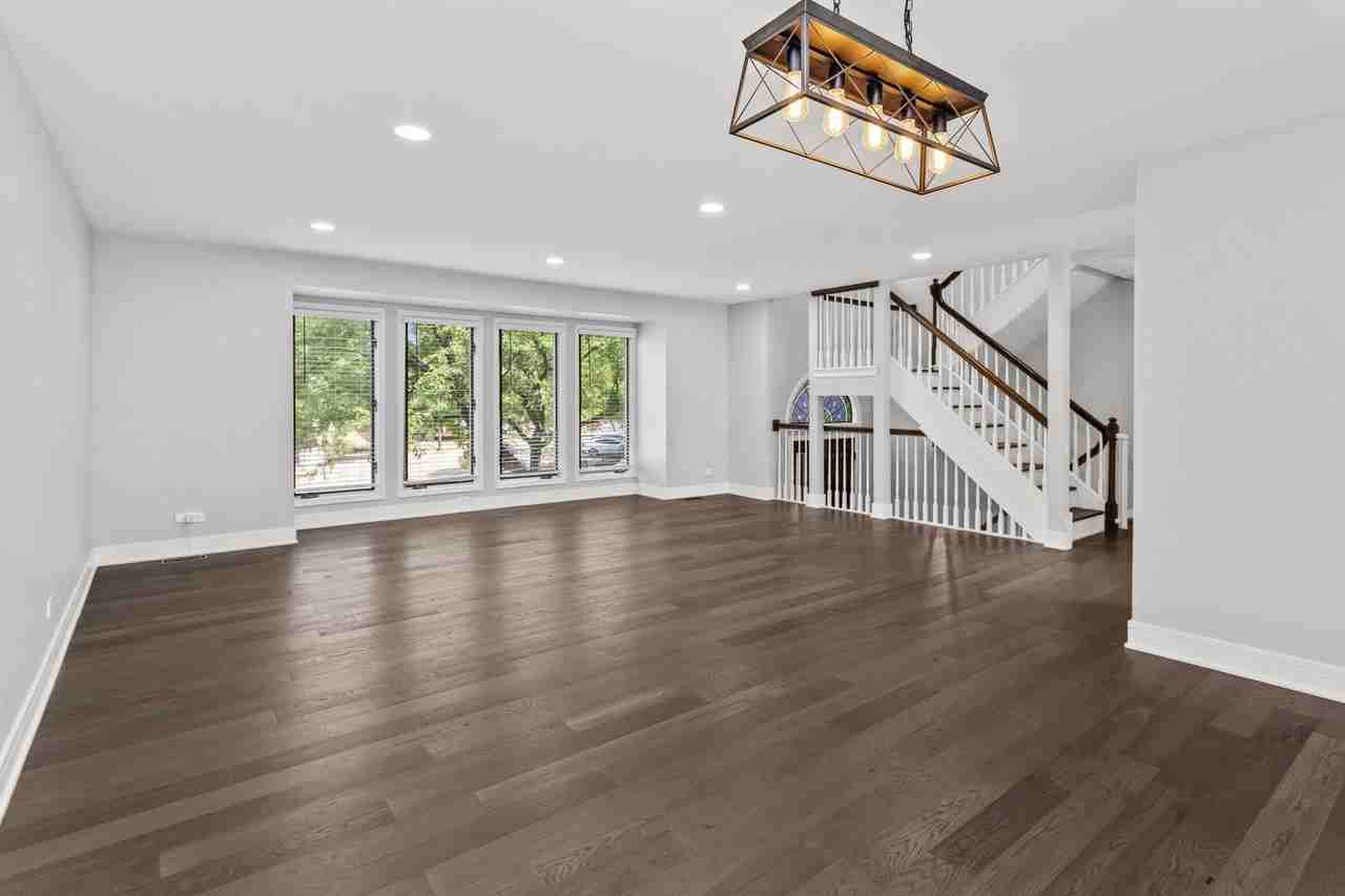 933 W Essex Pl - Photo 2 of 21