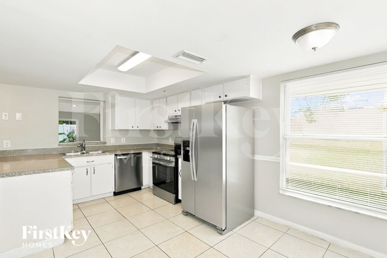 9728 Fox Hollow Rd - Photo 6 of 17