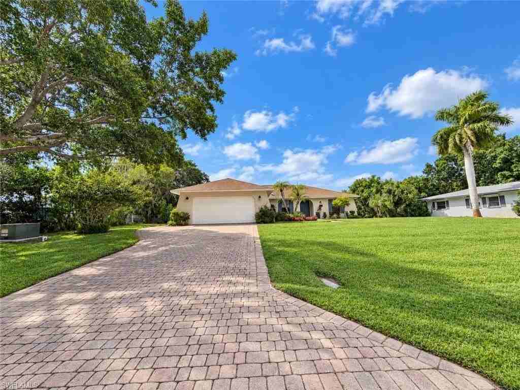 1228 Lastrada Ln - Photo 2 of 23