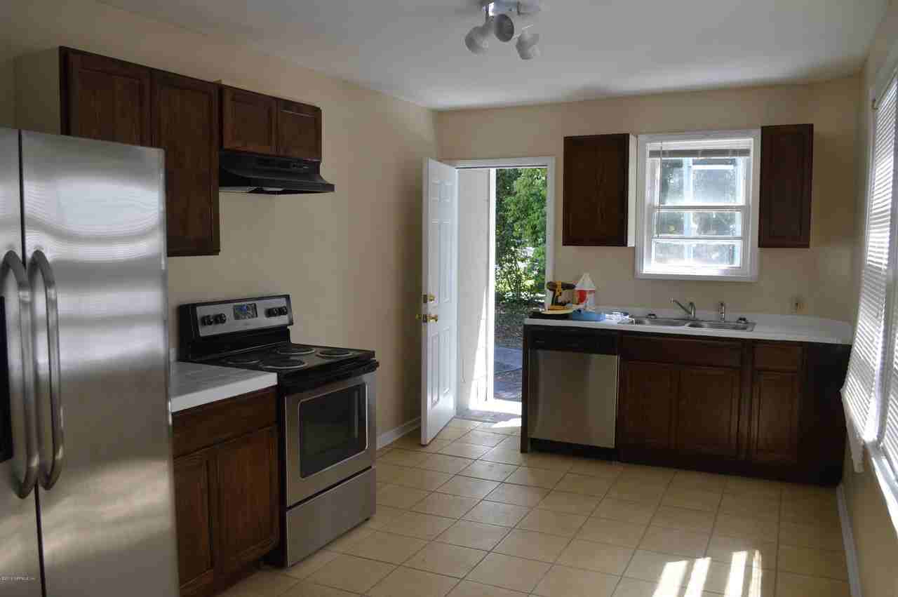 803 Acosta St - Photo 5 of 16