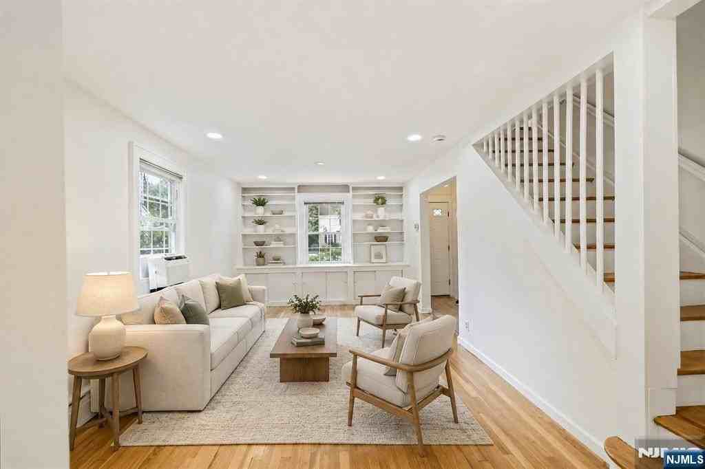7 Burnham Pl - Photo 2 of 27