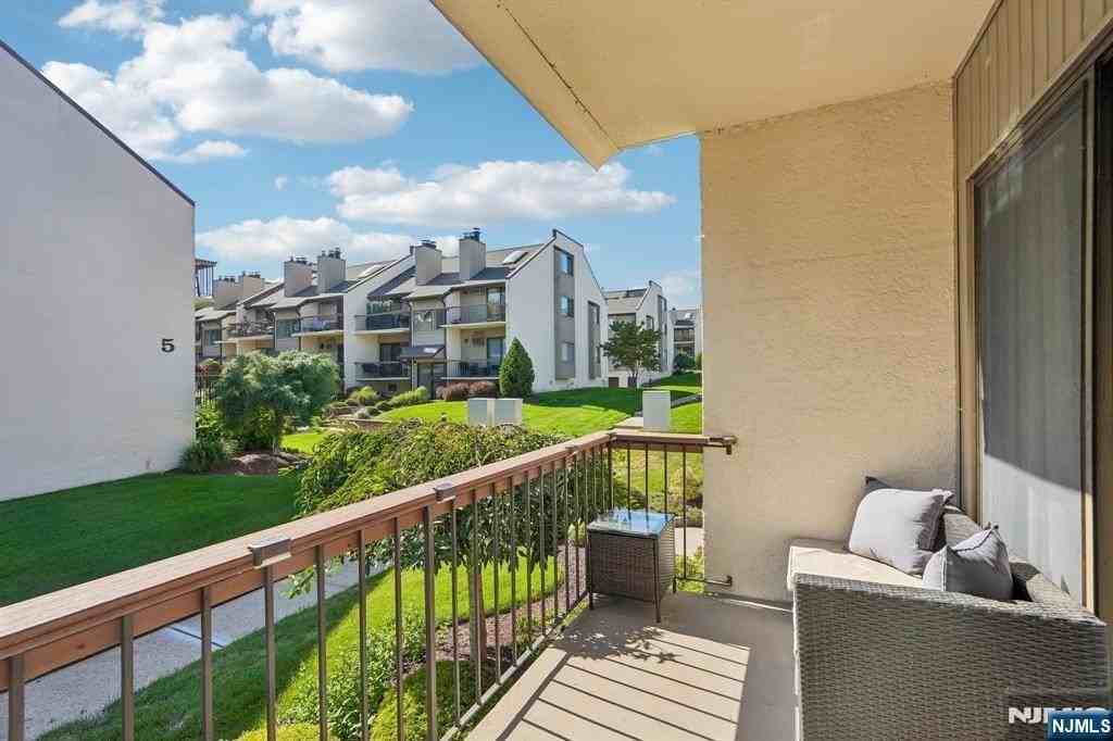 105 W Ridge Mews #1E - Photo 5 of 17