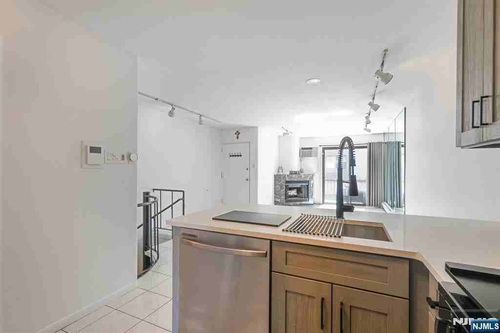 105 W Ridge Mews #1E - Photo 6 of 17