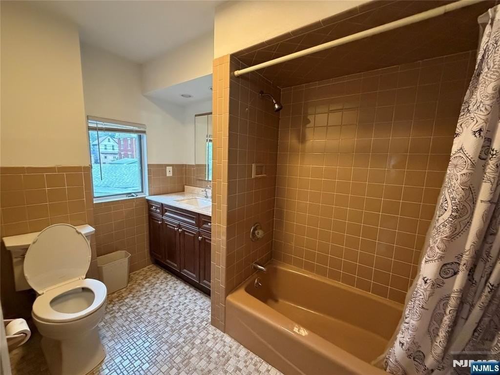 143 4th St #2 - Photo 3 of 19