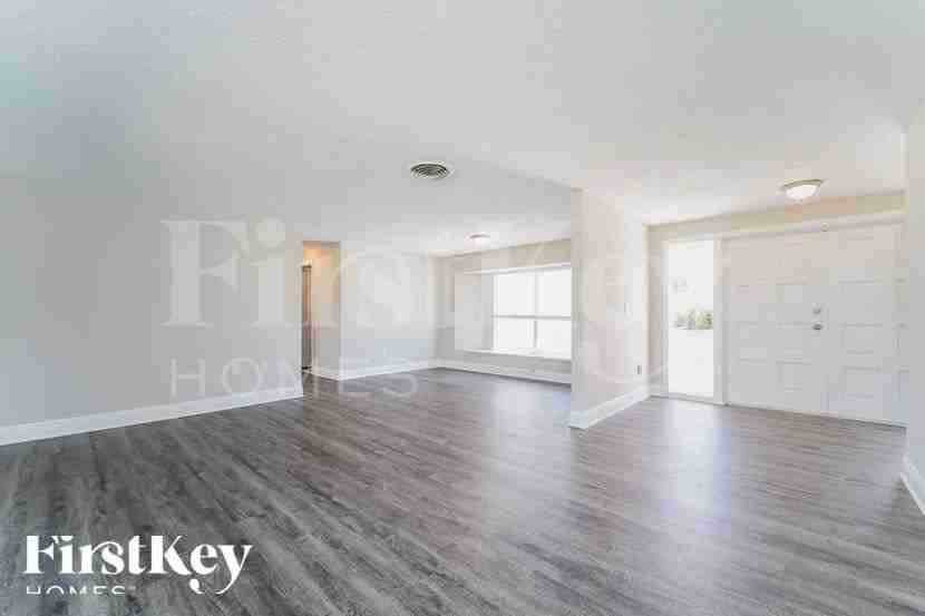 76 Oakland Hills Ct - Photo 2 of 15