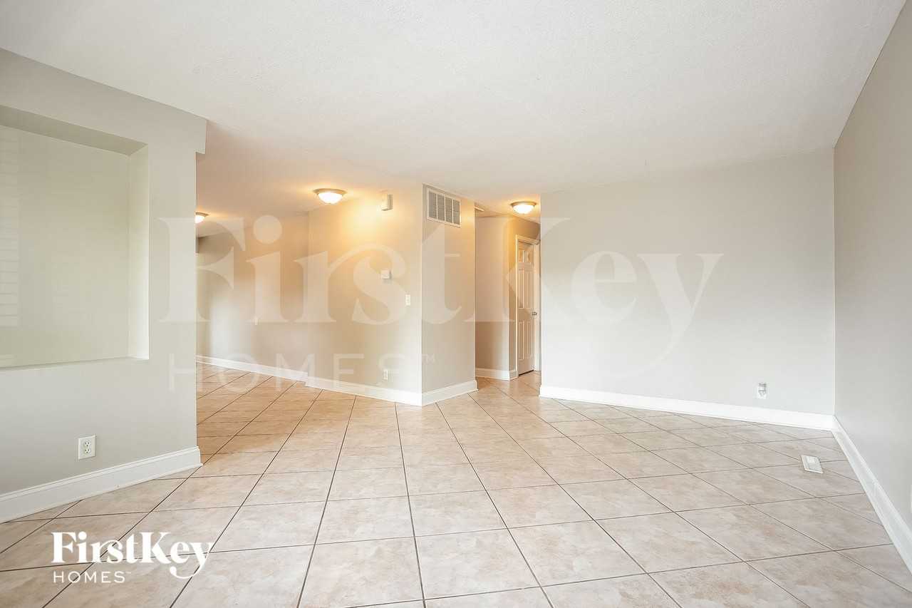 811 Salem Ln - Photo 4 of 15
