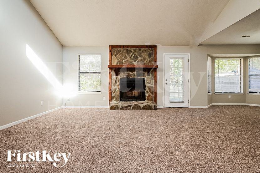 765 Fieldstone Dr - Photo 2 of 15