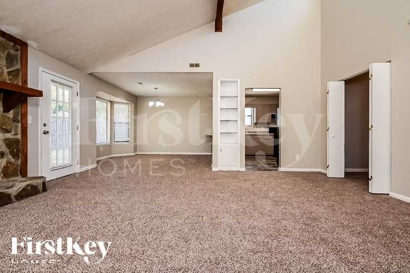 765 Fieldstone Dr - Photo 3 of 15