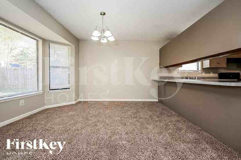 765 Fieldstone Dr - Photo 4 of 15