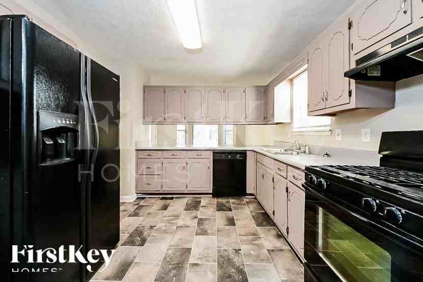 765 Fieldstone Dr - Photo 5 of 15
