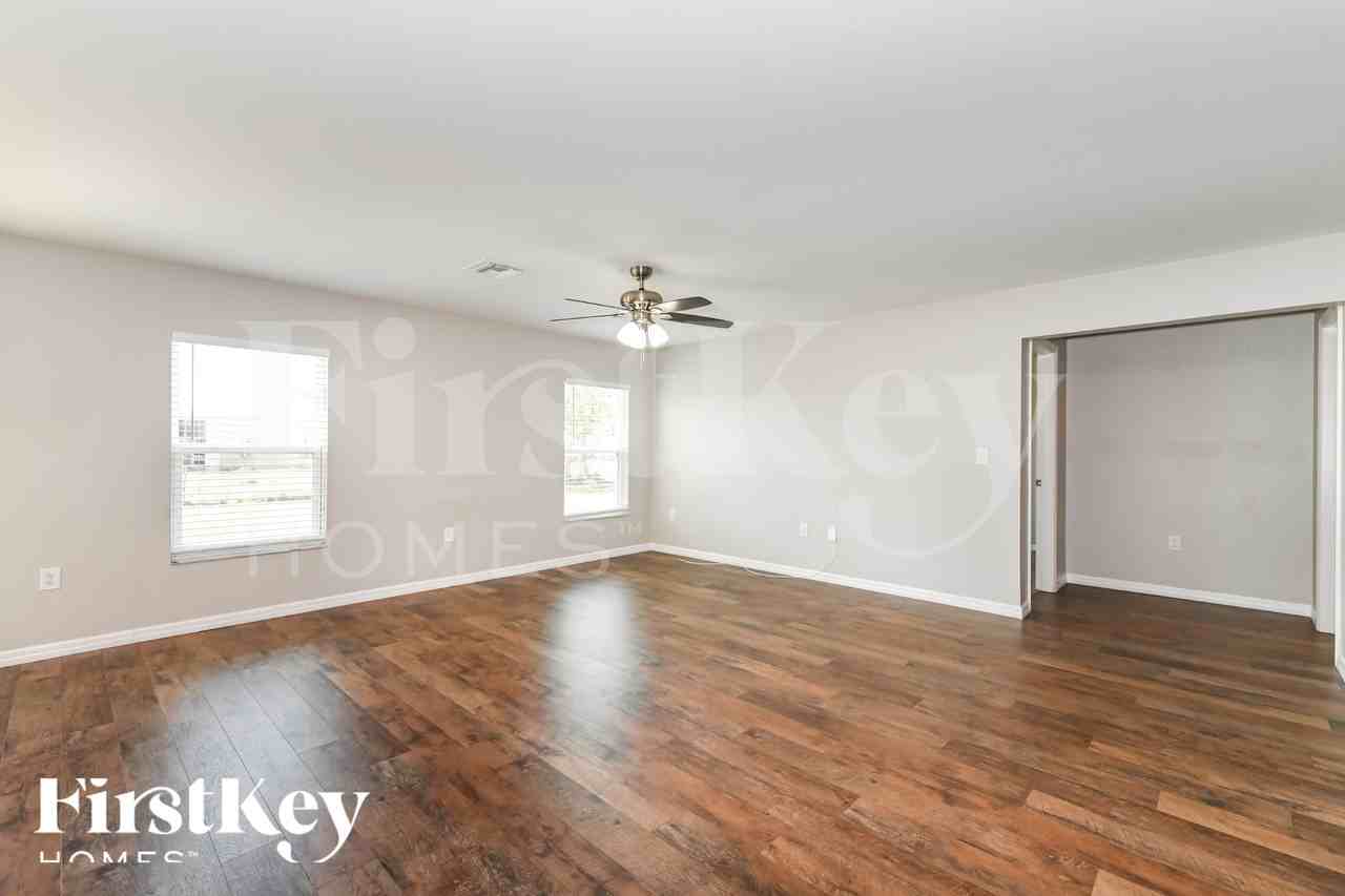 526 Se 1st St - Photo 2 of 16