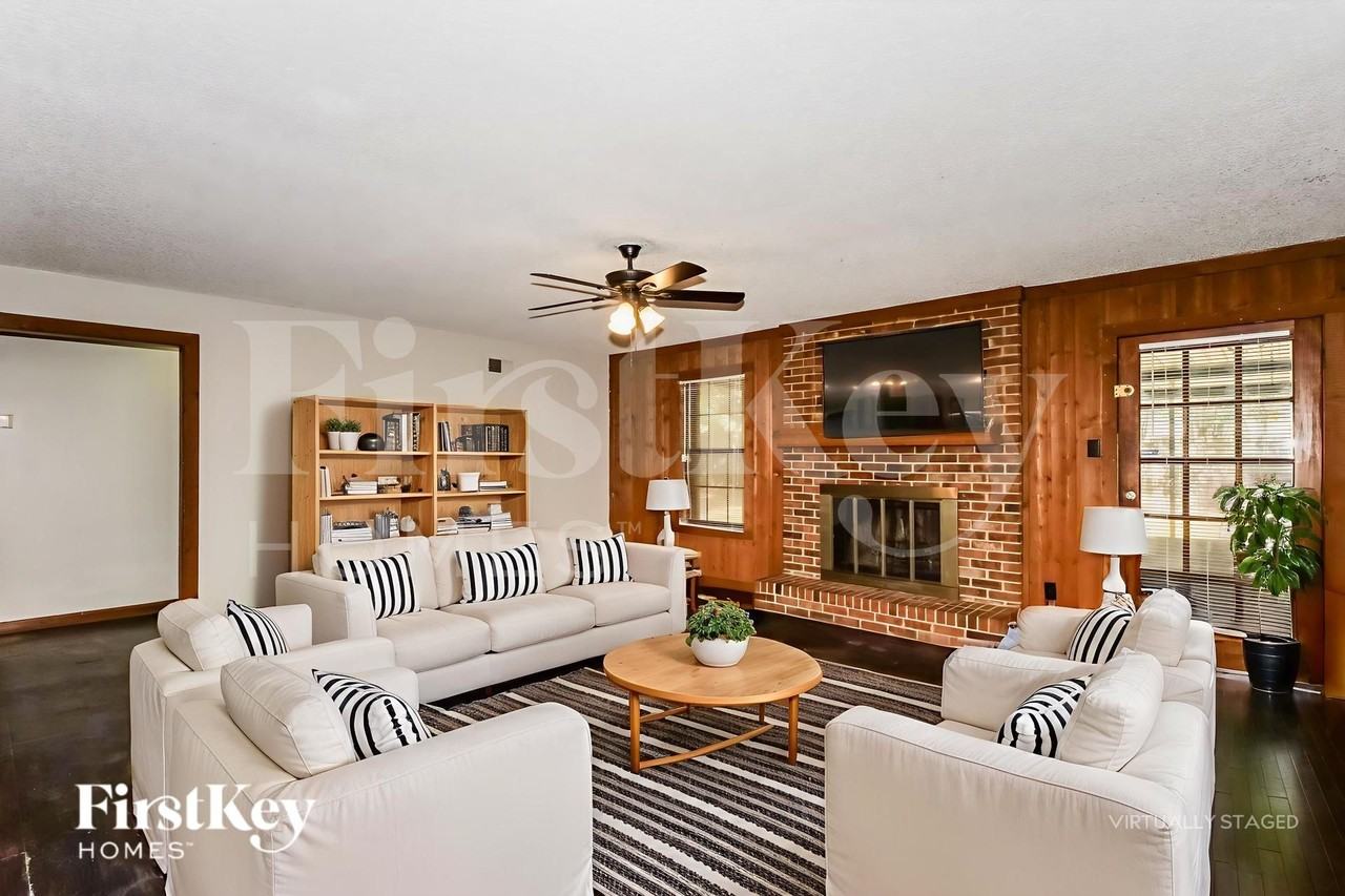 7280 Barnstable Rd - Photo 4 of 19