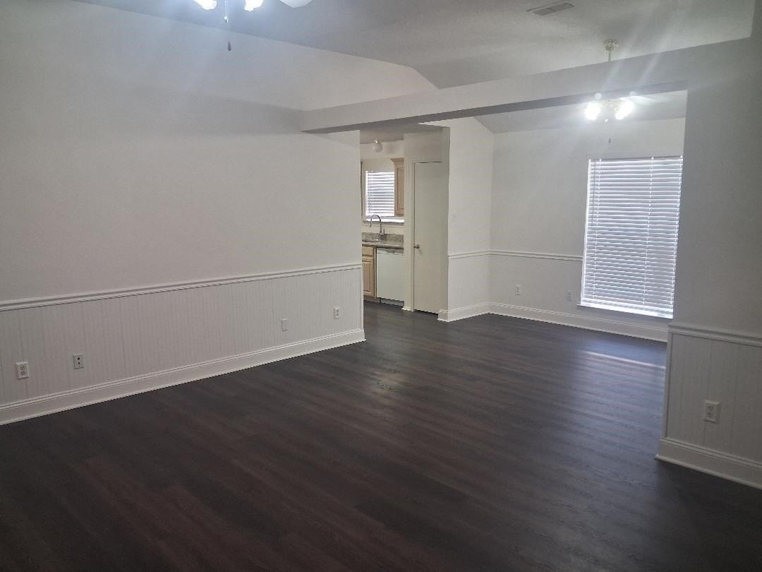 1123 Greenview Ln - Photo 2 of 25