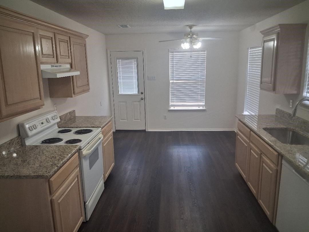 1123 Greenview Ln - Photo 6 of 25